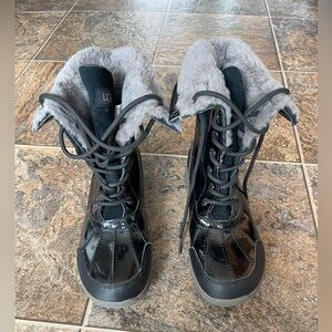 UGG Australia Kids Butte II Patent Leather Boots- Black, Big Kid’s Size 6